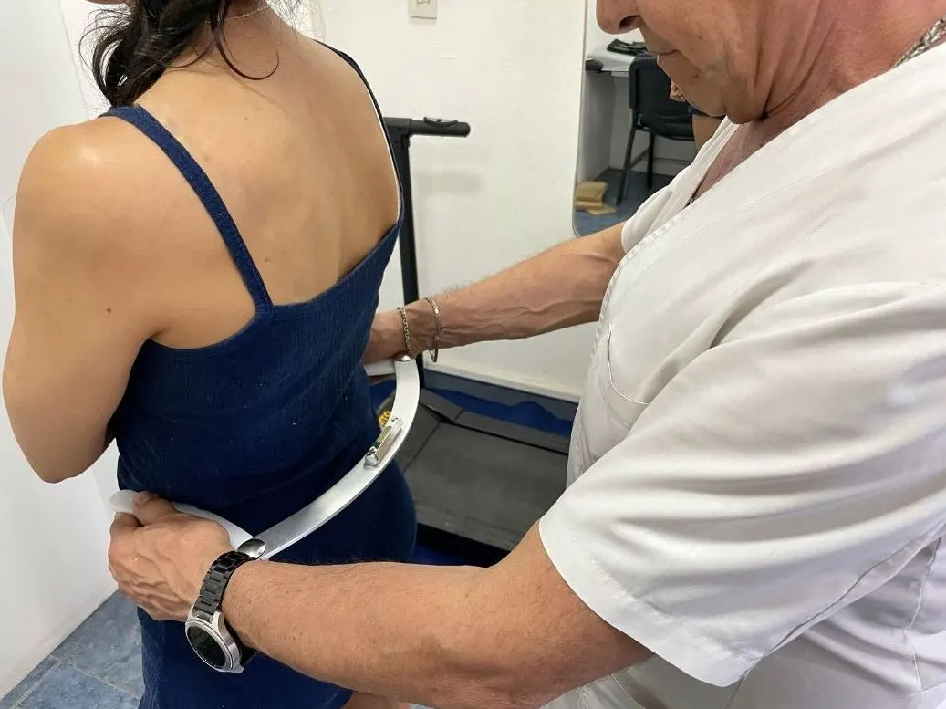 Profesional de Ortopedia Uriarte realizando el análisis postural y la medición de la cadera de una paciente